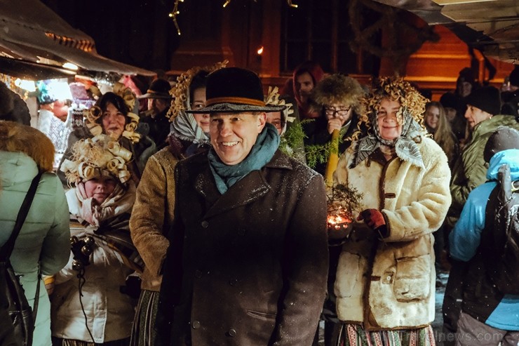 Vecrīgā un Ziemassvētku tirdziņā Doma laukumā noritēja latviska saulgriežu svinēšana ar dziesmām, bluķa vilkšanu un jautrām izdarībām 242041