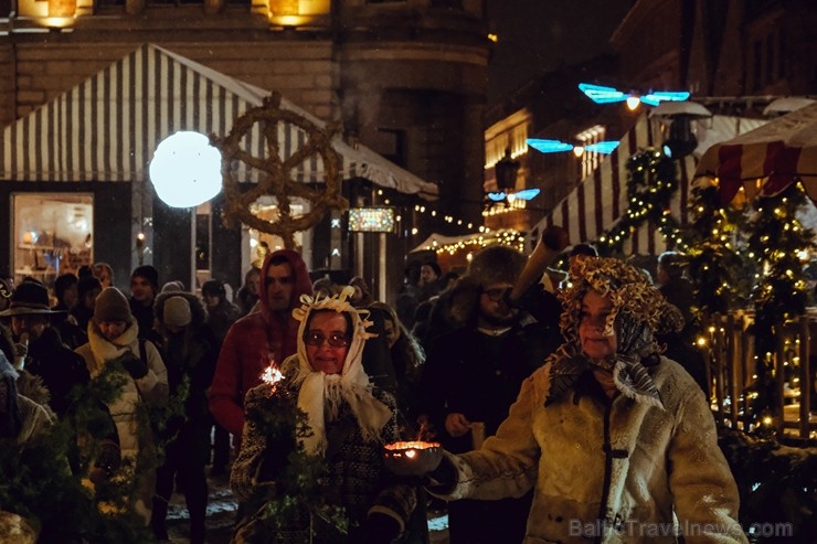 Vecrīgā un Ziemassvētku tirdziņā Doma laukumā noritēja latviska saulgriežu svinēšana ar dziesmām, bluķa vilkšanu un jautrām izdarībām 242042
