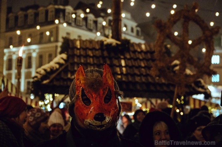 Vecrīgā un Ziemassvētku tirdziņā Doma laukumā noritēja latviska saulgriežu svinēšana ar dziesmām, bluķa vilkšanu un jautrām izdarībām 242048