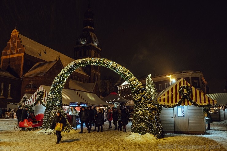 Vecrīgā un Ziemassvētku tirdziņā Doma laukumā noritēja latviska saulgriežu svinēšana ar dziesmām, bluķa vilkšanu un jautrām izdarībām 242059