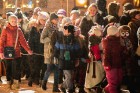 Vecrīgā un Ziemassvētku tirdziņā Doma laukumā noritēja latviska saulgriežu svinēšana ar dziesmām, bluķa vilkšanu un jautrām izdarībām 7