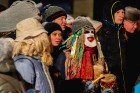 Vecrīgā un Ziemassvētku tirdziņā Doma laukumā noritēja latviska saulgriežu svinēšana ar dziesmām, bluķa vilkšanu un jautrām izdarībām 12