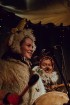 Vecrīgā un Ziemassvētku tirdziņā Doma laukumā noritēja latviska saulgriežu svinēšana ar dziesmām, bluķa vilkšanu un jautrām izdarībām 27