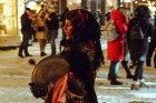 Vecrīgā un Ziemassvētku tirdziņā Doma laukumā noritēja latviska saulgriežu svinēšana ar dziesmām, bluķa vilkšanu un jautrām izdarībām 31