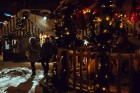 Vecrīgā un Ziemassvētku tirdziņā Doma laukumā noritēja latviska saulgriežu svinēšana ar dziesmām, bluķa vilkšanu un jautrām izdarībām 32