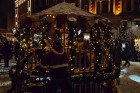 Vecrīgā un Ziemassvētku tirdziņā Doma laukumā noritēja latviska saulgriežu svinēšana ar dziesmām, bluķa vilkšanu un jautrām izdarībām 33