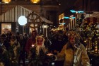 Vecrīgā un Ziemassvētku tirdziņā Doma laukumā noritēja latviska saulgriežu svinēšana ar dziesmām, bluķa vilkšanu un jautrām izdarībām 37