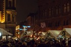 Vecrīgā un Ziemassvētku tirdziņā Doma laukumā noritēja latviska saulgriežu svinēšana ar dziesmām, bluķa vilkšanu un jautrām izdarībām 40