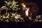 Vecrīgā un Ziemassvētku tirdziņā Doma laukumā noritēja latviska saulgriežu svinēšana ar dziesmām, bluķa vilkšanu un jautrām izdarībām 41