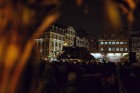 Vecrīgā un Ziemassvētku tirdziņā Doma laukumā noritēja latviska saulgriežu svinēšana ar dziesmām, bluķa vilkšanu un jautrām izdarībām 46