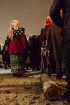 Vecrīgā un Ziemassvētku tirdziņā Doma laukumā noritēja latviska saulgriežu svinēšana ar dziesmām, bluķa vilkšanu un jautrām izdarībām 50