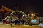 Vecrīgā un Ziemassvētku tirdziņā Doma laukumā noritēja latviska saulgriežu svinēšana ar dziesmām, bluķa vilkšanu un jautrām izdarībām 54