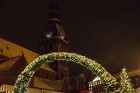 Vecrīgā un Ziemassvētku tirdziņā Doma laukumā noritēja latviska saulgriežu svinēšana ar dziesmām, bluķa vilkšanu un jautrām izdarībām 55