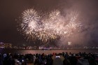 Rīgā par iedzīvotāju iecienītu tradīciju ir kļuvusi Jaunā gada sagaidīšana 11. novembra krastmalā. Šoreiz gadu mijas pasākumi krastmalā pulcēja apmēra 8