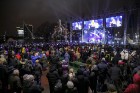Rīgā par iedzīvotāju iecienītu tradīciju ir kļuvusi Jaunā gada sagaidīšana 11. novembra krastmalā. Šoreiz gadu mijas pasākumi krastmalā pulcēja apmēra 22