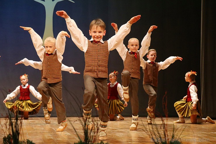 Ogres bērnu un jauniešu tautas deju studija «Pīlādzītis» atzīmē 30 gadu jubileju 243002