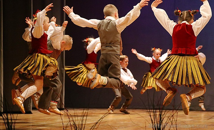 Ogres bērnu un jauniešu tautas deju studija «Pīlādzītis» atzīmē 30 gadu jubileju 243008