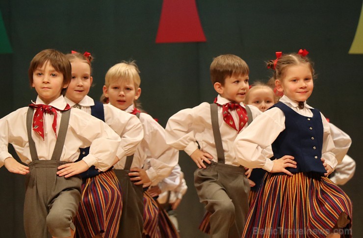 Ogres bērnu un jauniešu tautas deju studija «Pīlādzītis» atzīmē 30 gadu jubileju 243011