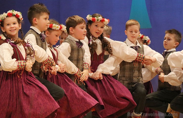 Ogres bērnu un jauniešu tautas deju studija «Pīlādzītis» atzīmē 30 gadu jubileju 243021