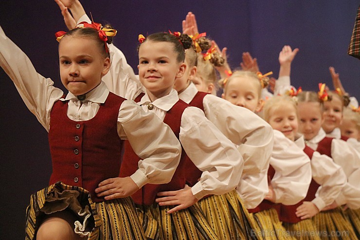 Ogres bērnu un jauniešu tautas deju studija «Pīlādzītis» atzīmē 30 gadu jubileju 243022