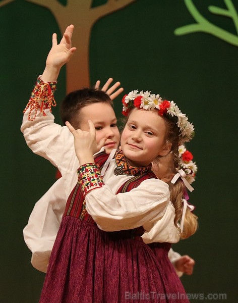 Ogres bērnu un jauniešu tautas deju studija «Pīlādzītis» atzīmē 30 gadu jubileju 243065