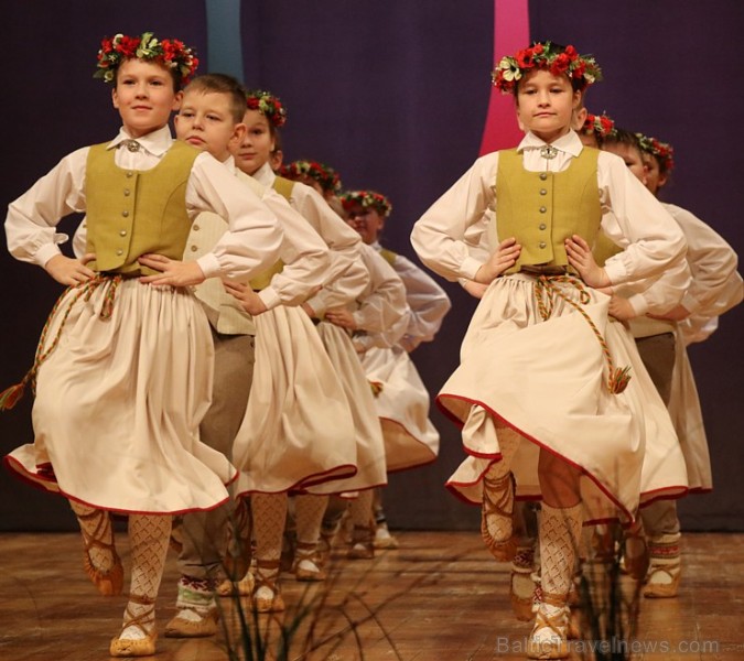 Ogres bērnu un jauniešu tautas deju studija «Pīlādzītis» atzīmē 30 gadu jubileju 243067