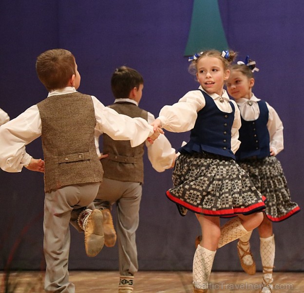 Ogres bērnu un jauniešu tautas deju studija «Pīlādzītis» atzīmē 30 gadu jubileju 243076