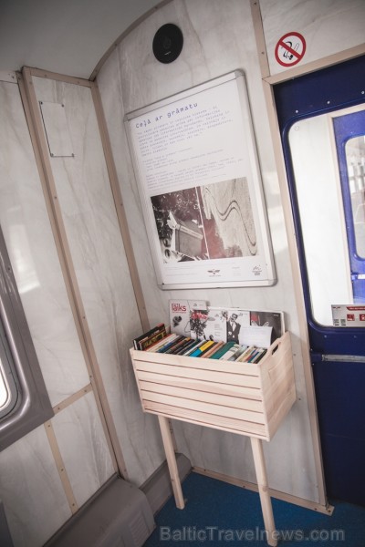 Ar trīs grāmatu plauktiem un vairākiem desmitiem grāmatu aprīkotais vilciena sastāvs kursēs visos dīzeļvilcienu maršrutos, dodot iespēju cilvēkiem Lat 243406
