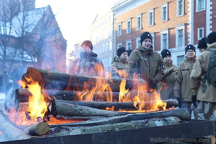 Rīgā atzīmē barikāžu aizstāvju atceres dienu 243585
