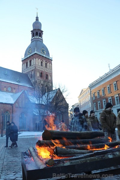 Rīgā atzīmē barikāžu aizstāvju atceres dienu 243586