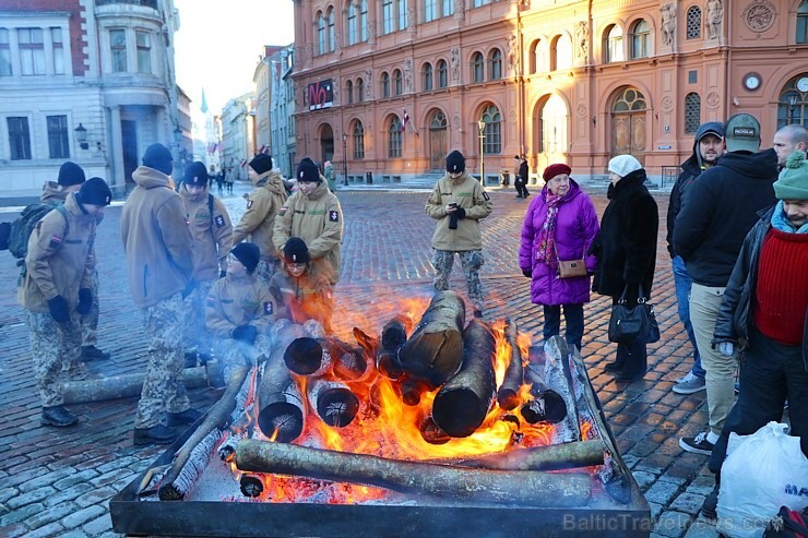 Rīgā atzīmē barikāžu aizstāvju atceres dienu 243587