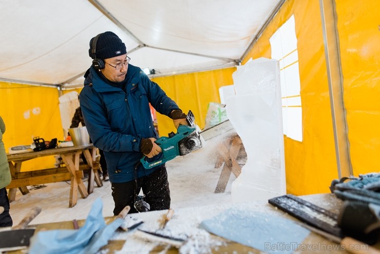 Jelgavā sākas Starptautiskā Ledus skulptūru festivāla konkurss un tēlnieki, katrs no viena 100x50x25 centimetrus liela un 120 kilogramus smaga ledus b 244610