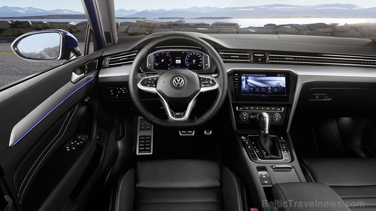 «Volkswagen» iepazīstina ar atjaunoto astotās sērijas Passat modeli, kurš kļūs par pirmo «Volkswagen» modeli, kuram būs pieejama daļēji automatizēta b 245182