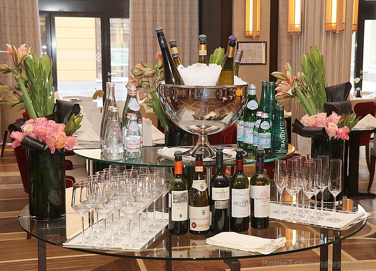 Viesnīcā «Grand Hotel Kempinski Riga»  pie pusdienu galda prezentējas uzņēmums «Moller Baltic Import» 245593