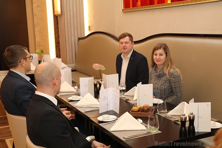Viesnīcā «Grand Hotel Kempinski Riga»  pie pusdienu galda prezentējas uzņēmums «Moller Baltic Import» 245607