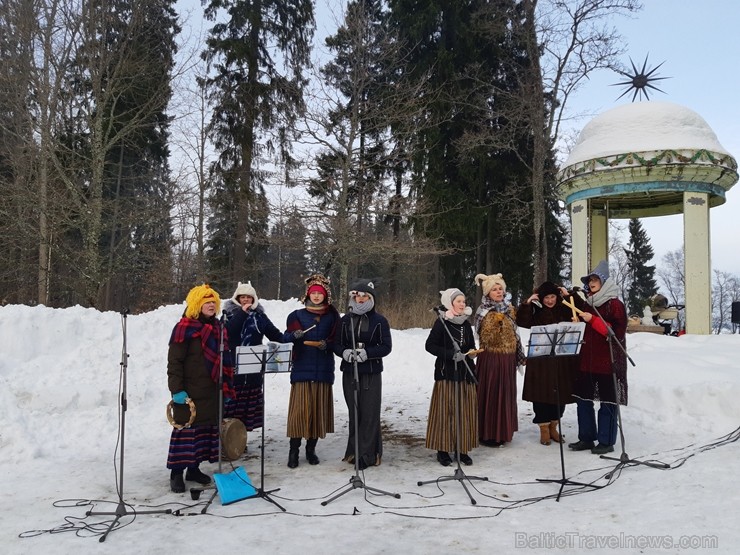 Kopā ar folkloristiem un latvisko tradīciju zinātājiem Alūksnē svinēja Meteņdienu, ejot rotaļās, lieloties, ēdot cūkas šņukuru, vizinoties no kalna un 245957