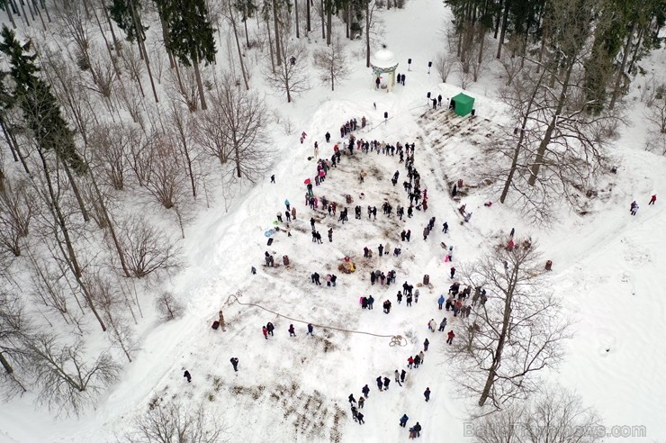 Kopā ar folkloristiem un latvisko tradīciju zinātājiem Alūksnē svinēja Meteņdienu, ejot rotaļās, lieloties, ēdot cūkas šņukuru, vizinoties no kalna un 245958