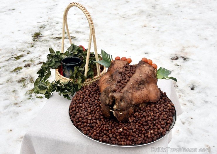 Kopā ar folkloristiem un latvisko tradīciju zinātājiem Alūksnē svinēja Meteņdienu, ejot rotaļās, lieloties, ēdot cūkas šņukuru, vizinoties no kalna un 245963