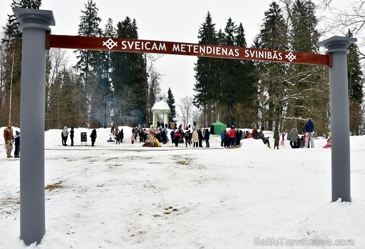 Kopā ar folkloristiem un latvisko tradīciju zinātājiem Alūksnē svinēja Meteņdienu, ejot rotaļās, lieloties, ēdot cūkas šņukuru, vizinoties no kalna un 245968