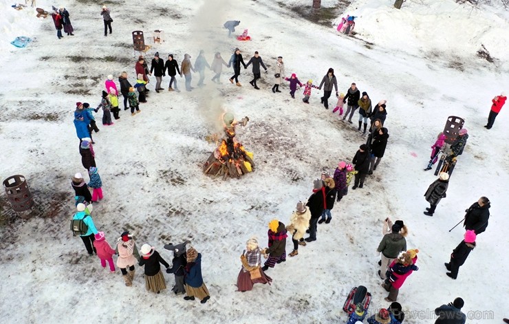 Kopā ar folkloristiem un latvisko tradīciju zinātājiem Alūksnē svinēja Meteņdienu, ejot rotaļās, lieloties, ēdot cūkas šņukuru, vizinoties no kalna un 245976