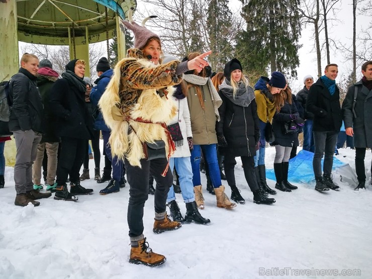 Kopā ar folkloristiem un latvisko tradīciju zinātājiem Alūksnē svinēja Meteņdienu, ejot rotaļās, lieloties, ēdot cūkas šņukuru, vizinoties no kalna un 245991