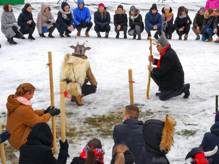 Kopā ar folkloristiem un latvisko tradīciju zinātājiem Alūksnē svinēja Meteņdienu, ejot rotaļās, lieloties, ēdot cūkas šņukuru, vizinoties no kalna un 245993