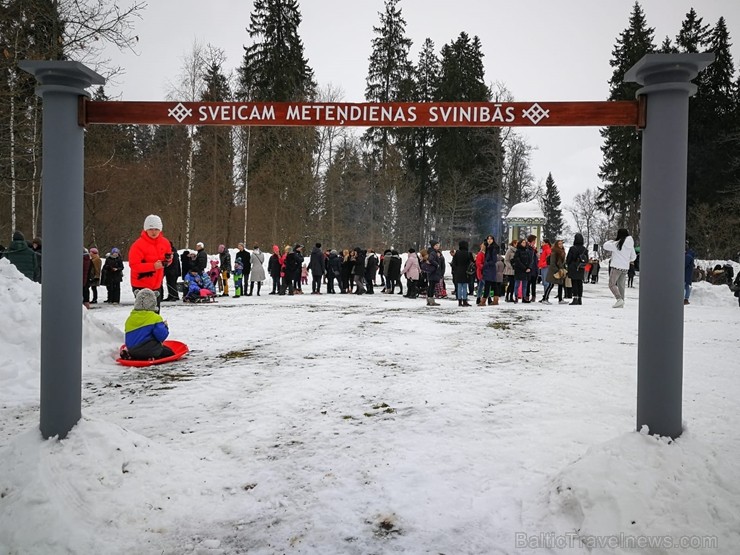 Kopā ar folkloristiem un latvisko tradīciju zinātājiem Alūksnē svinēja Meteņdienu, ejot rotaļās, lieloties, ēdot cūkas šņukuru, vizinoties no kalna un 245994