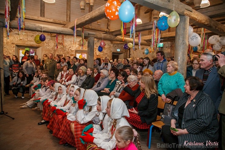 Ar poļu tautas dejām, ēdieniem, ķekatniekiem, Meteņu rotaļām un vizināšanos zirgu vilktajās kamanās grafu Plāteru pils pagalmā Krāslavā svin Meteņus 247152