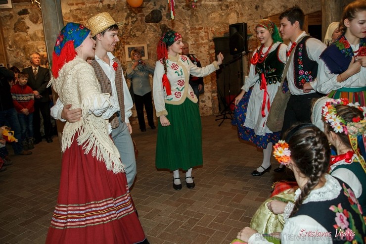 Ar poļu tautas dejām, ēdieniem, ķekatniekiem, Meteņu rotaļām un vizināšanos zirgu vilktajās kamanās grafu Plāteru pils pagalmā Krāslavā svin Meteņus 247158