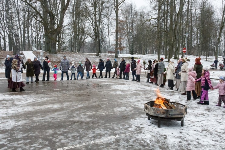 Rembates parkā pie Lielvārdes novada Kultūras centra jau otro gadu tika svinēti Meteņi, lai kopā ieskandinātu pavasari 247272