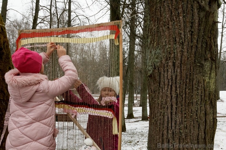 Rembates parkā pie Lielvārdes novada Kultūras centra jau otro gadu tika svinēti Meteņi, lai kopā ieskandinātu pavasari 247275