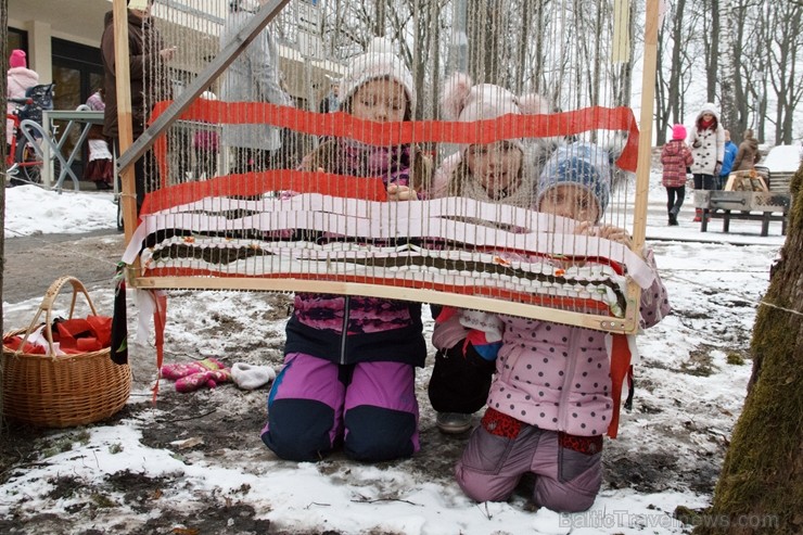 Rembates parkā pie Lielvārdes novada Kultūras centra jau otro gadu tika svinēti Meteņi, lai kopā ieskandinātu pavasari 247279