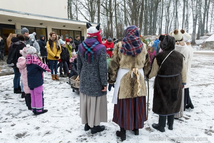 Rembates parkā pie Lielvārdes novada Kultūras centra jau otro gadu tika svinēti Meteņi, lai kopā ieskandinātu pavasari 247286