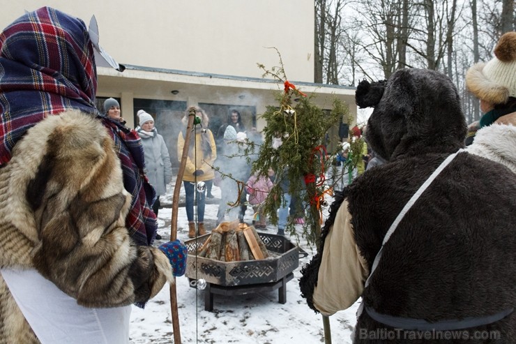 Rembates parkā pie Lielvārdes novada Kultūras centra jau otro gadu tika svinēti Meteņi, lai kopā ieskandinātu pavasari 247287